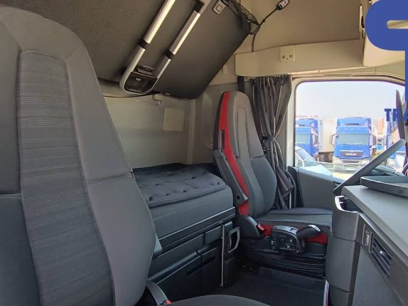 002. Седельный тягач VOLVO FH (103382)