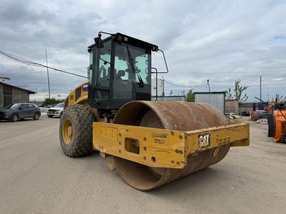 018. Каток грунтовый CATERPILLAR CS56В (700234)
