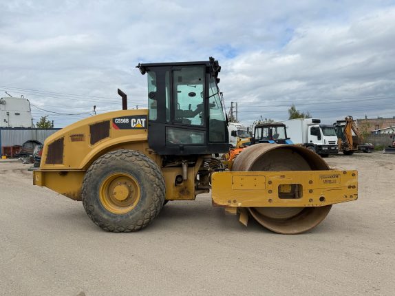 018. Каток грунтовый CATERPILLAR CS56В (700234)