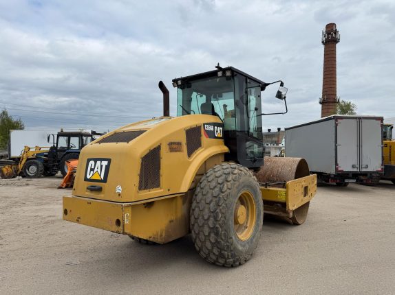 018. Каток грунтовый CATERPILLAR CS56В (700234)